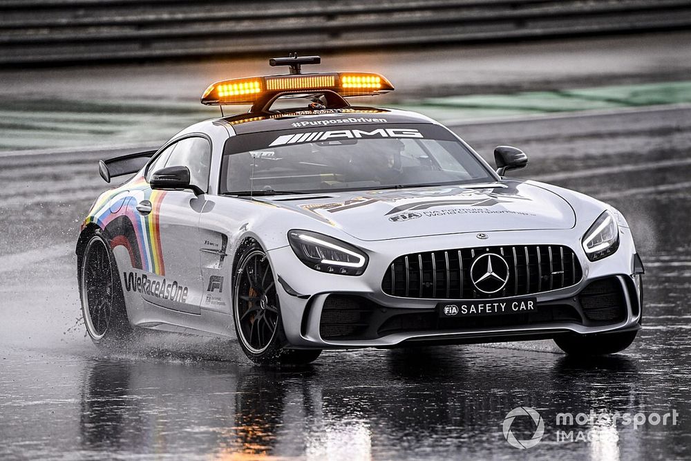 F1 アストンマーティン セーフティーカー＆メディカルカー アストンマーティン、初のF1用セーフティカー「ヴァンテージ」と