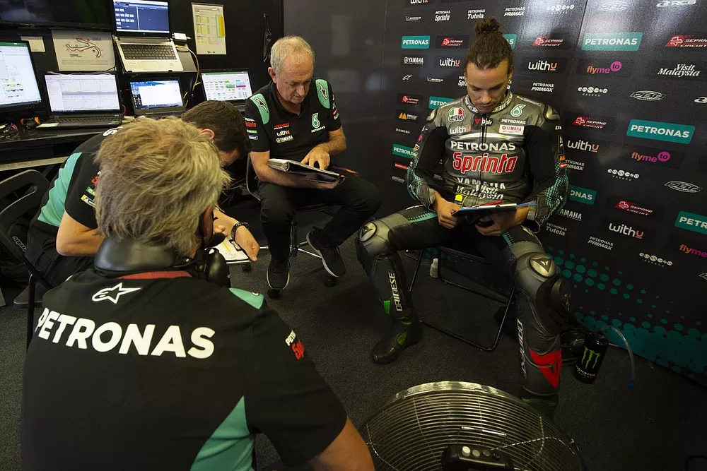 Franco Morbidelli, y el jefe del equipo Petronas Yamaha SRT, Ram&oacute;n Forcada, celebran la carrera n&uacute;mero 500