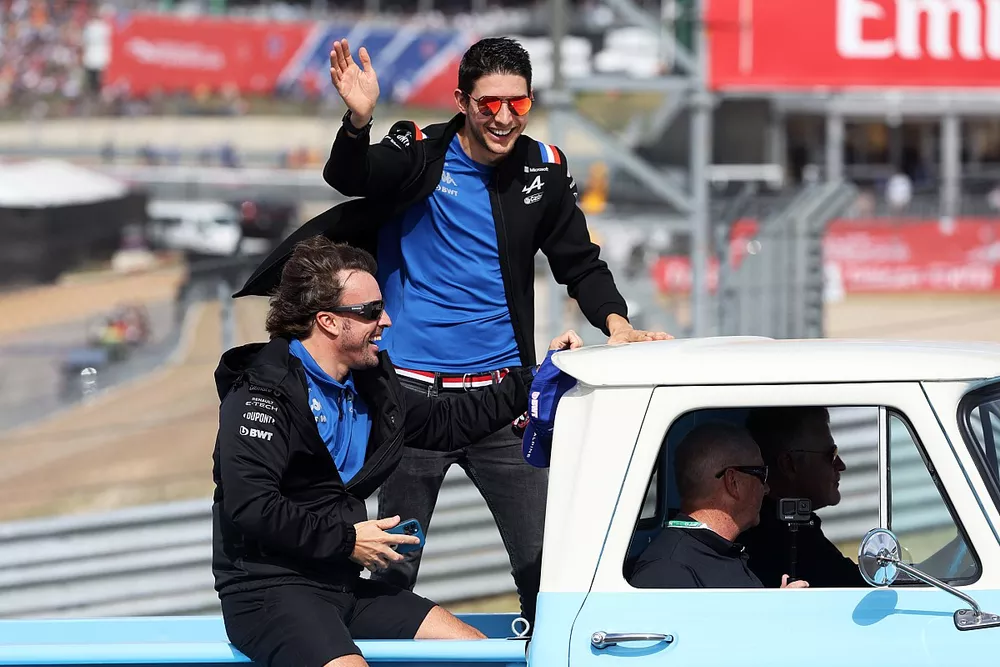 Fernando Alonso, Alpine A522 y Esteban Ocon, Alpine A522