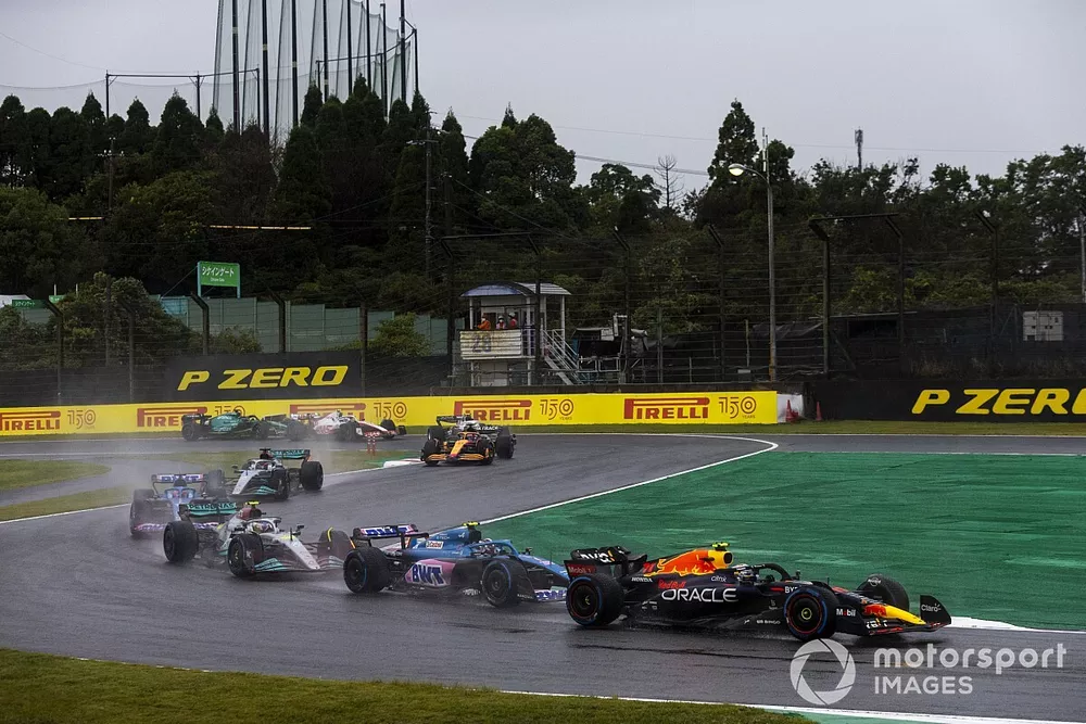Sergio Perez, Red Bull Racing RB18, Esteban Ocon, Alpine A522, Lewis Hamilton, Mercedes W13, Fernando Alonso, Alpine A522, George Russell, Mercedes W13
