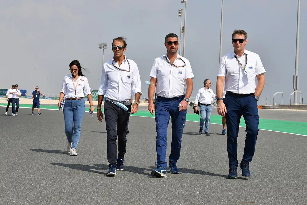 Michael Masi, director de carrera, recorre la pista