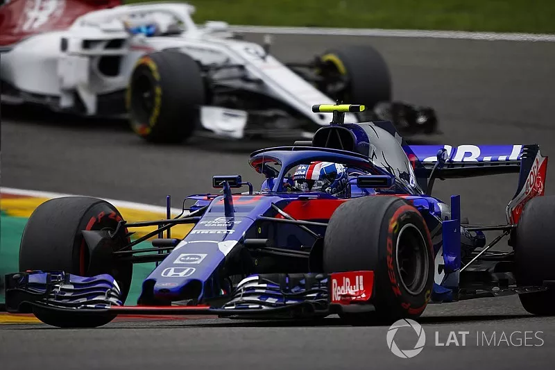 Pierre Gasly, Toro Rosso STR13, leads Marcus Ericsson, Sauber C37