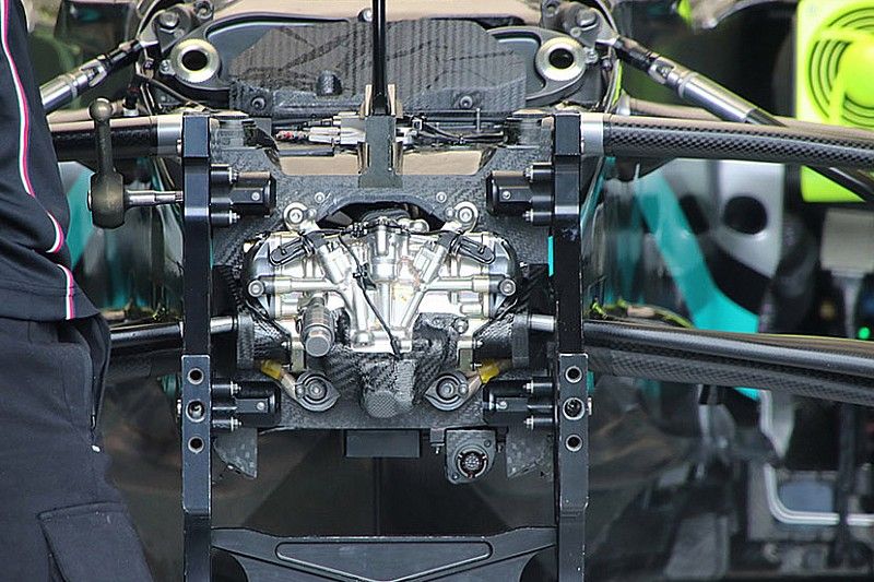 Detalle de la suspensión delantera del Mercedes F1 W11