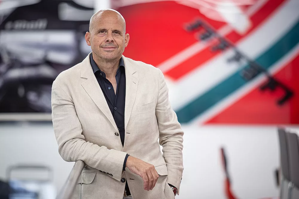 "دريفن لايف ستايل" من شبكة موتورسبورت تقدم "مجموعة دوبون ريجستري" كمنصة فارهة للسيارات