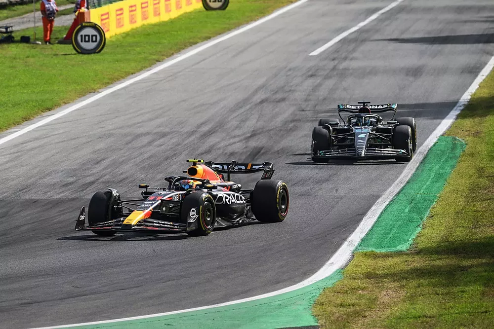 Sergio Perez, Red Bull Racing RB19, George Russell, Mercedes F1 W14