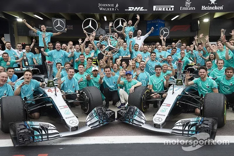 Lewis Hamilton, Valtteri Bottas, Toto Wolff, Mercedes AMG F1, avec l'&eacute;quipe pour f&ecirc;ter le titre constructeurs