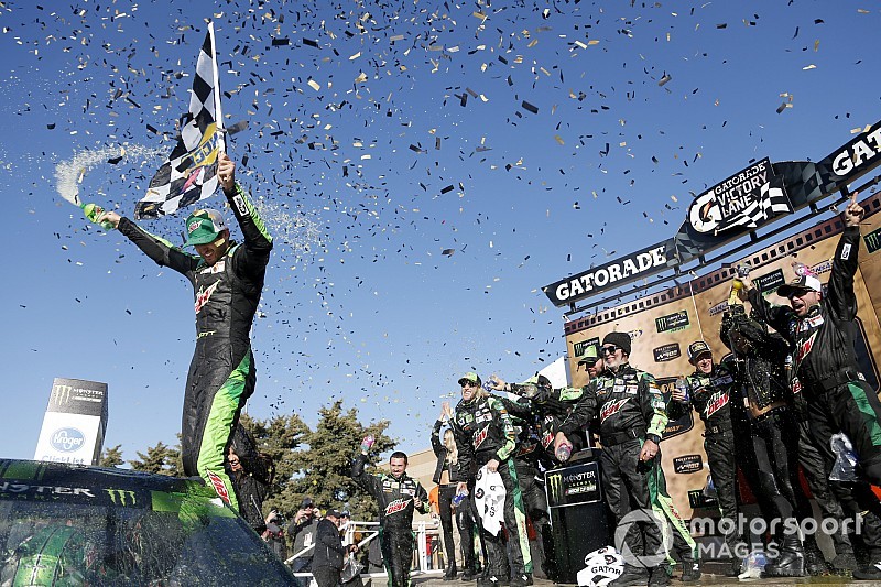 Chase Elliott centra in Kansas la terza vittoria della stagione precedendo Kyle Busch