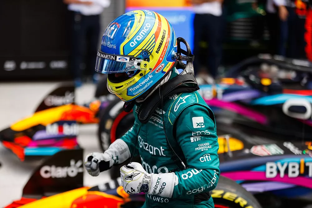 Fernando Alonso, Aston Martin F1 Team, 3e positie, viert feest met zijn team bij aankomst in Parc Ferme.