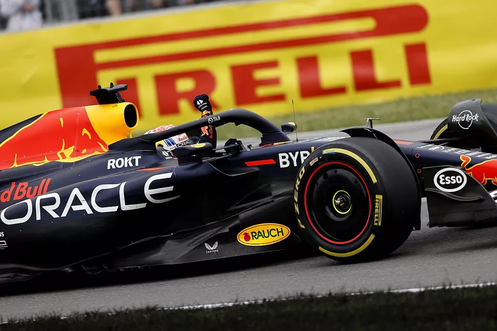 Max Verstappen, Red Bull Racing RB19, 1ª posición, celebra de camino al Parc Ferme