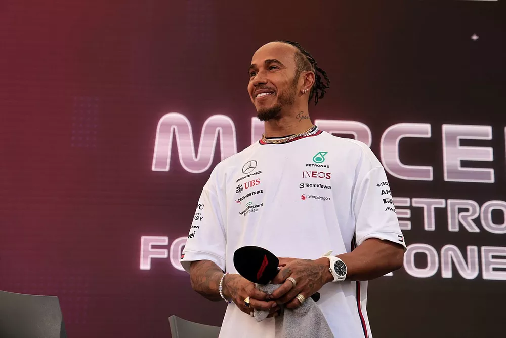 Lewis Hamilton, Mercedes-AMG, en escena