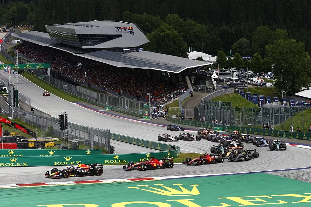 Max Verstappen, Red Bull Racing RB19, Charles Leclerc, Ferrari SF-23, Carlos Sainz, Ferrari SF-23, Lando Norris, McLaren MCL60, Lewis Hamilton, Mercedes F1 W14, et le reste du peloton au d&eacute;part