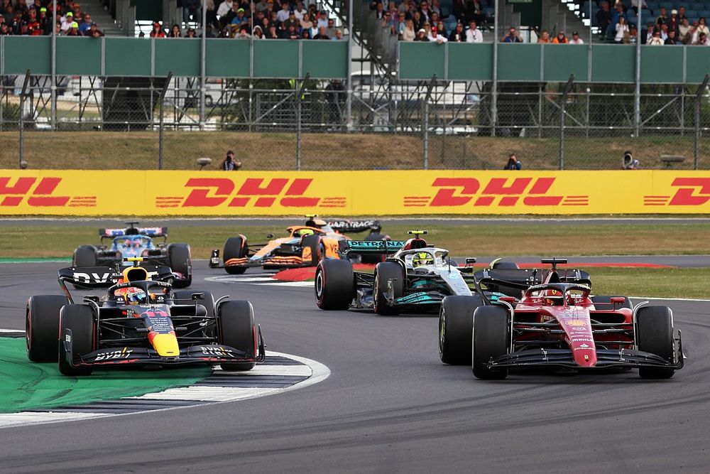Sergio Perez, Red Bull Racing RB18, battles with Charles Leclerc, Ferrari F1-75