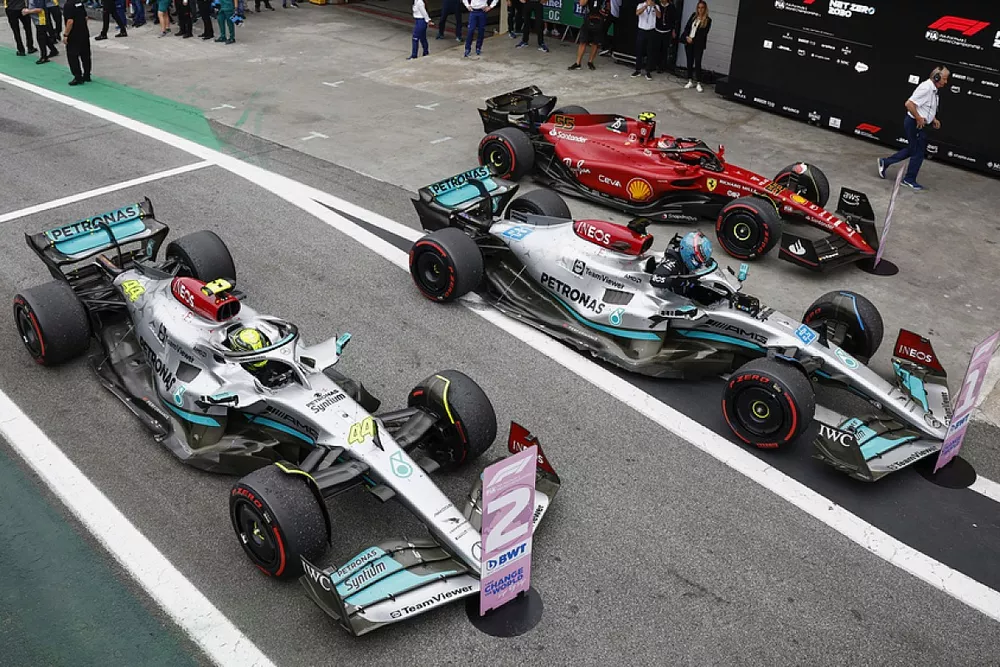 George Russell, Mercedes W13, 1st position, Lewis Hamilton, Mercedes W13, 2nd position, Carlos Sainz, Ferrari F1-75, 3rd position, arrive in Parc Ferme