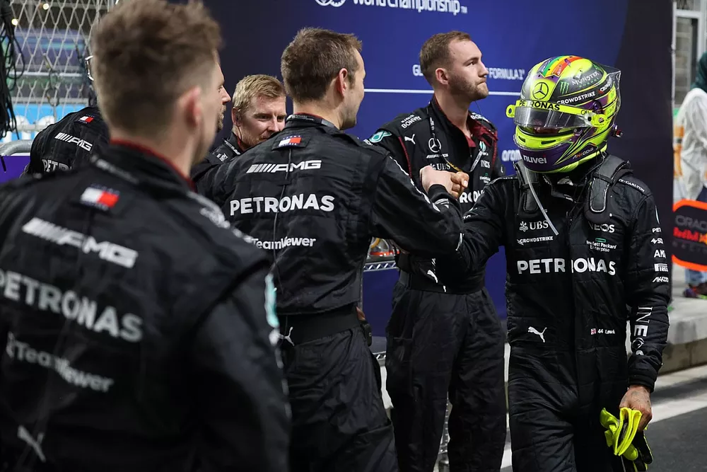Lewis Hamilton, Mercedes-AMG, con mec&aacute;nicos