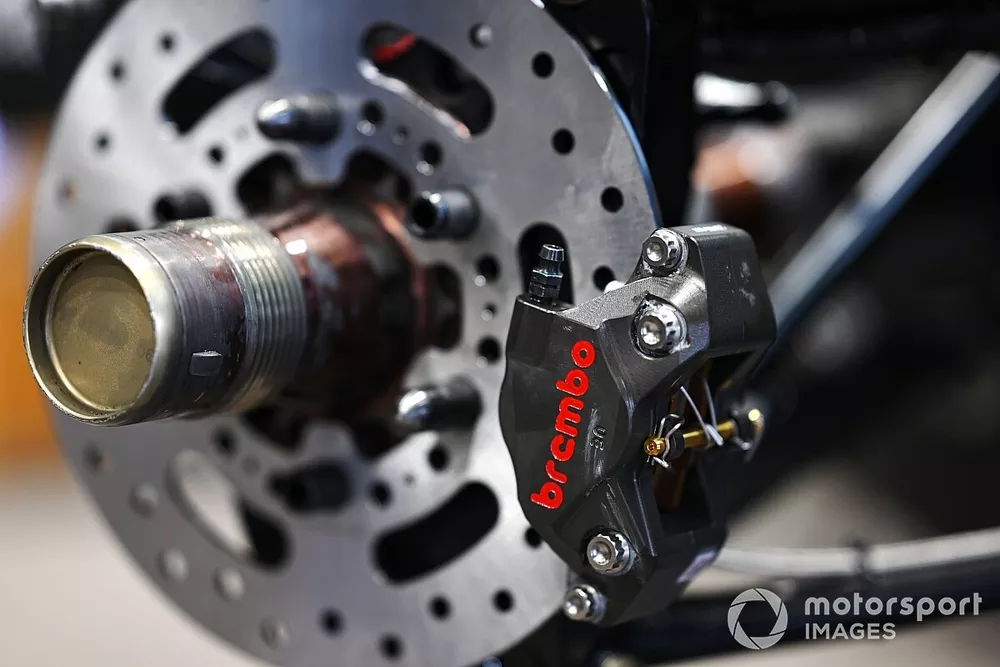 The new emergency brake disk is fitted to all cars