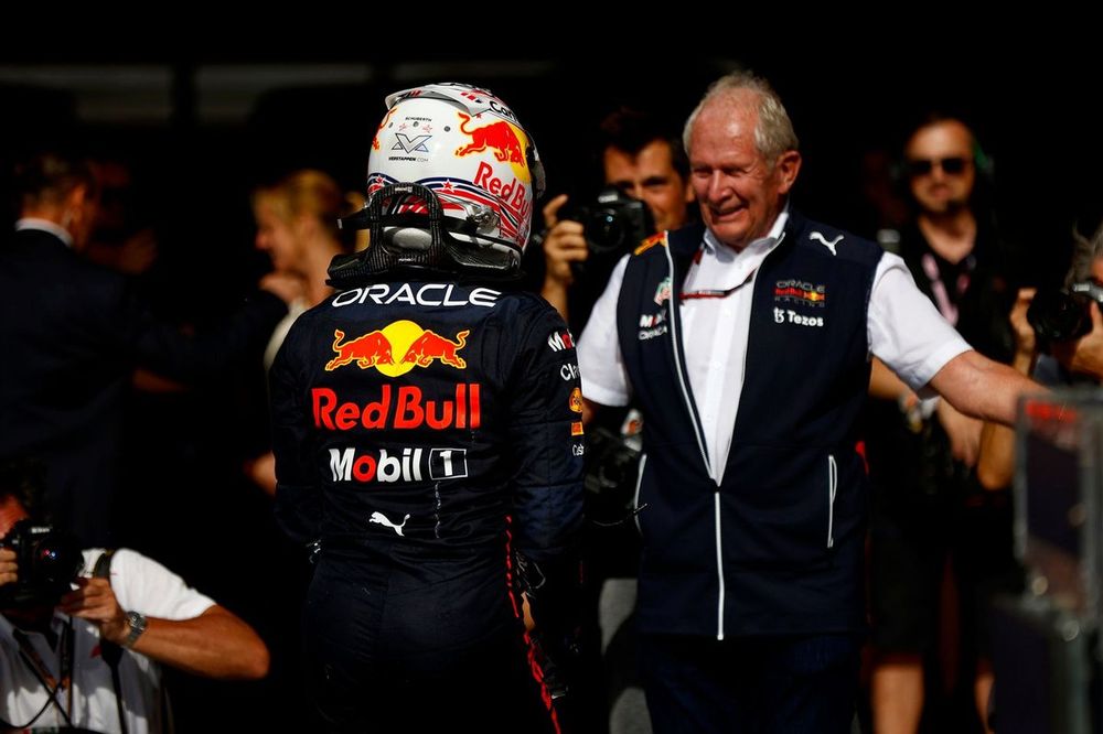 Max Verstappen, Red Bull Racing, 1ª posición, celebra su llegada al Parc Ferme con Helmut Marko, asesor de Red Bull Racing