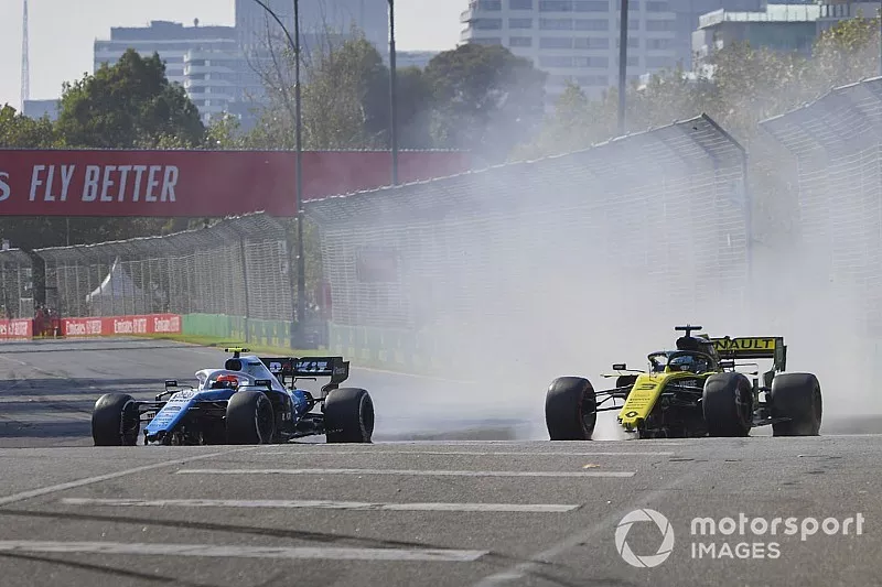 Robert Kubica, Williams FW42 et Daniel Ricciardo, Renault R.S.19 avec des d&eacute;g&acirc;ts