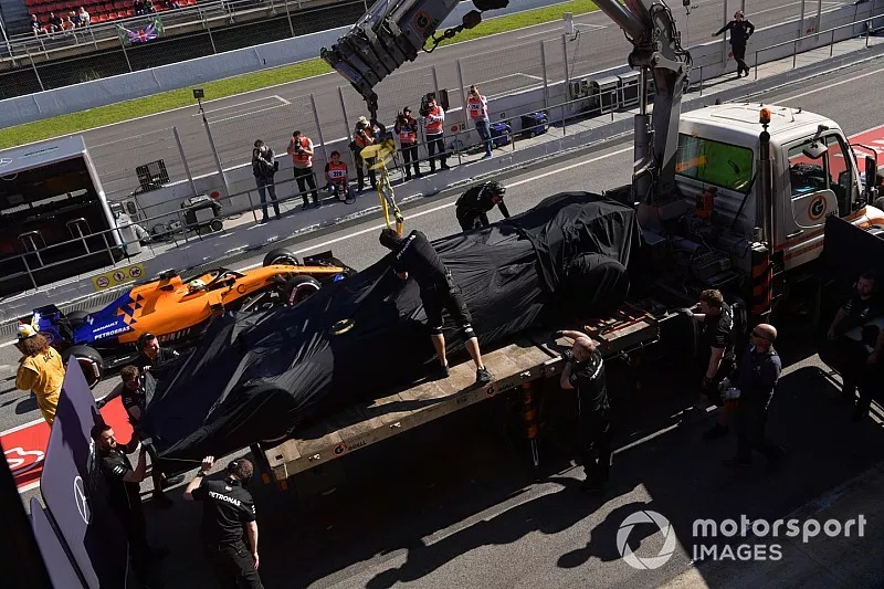 La monoplace de Valterri Bottas est ramenée au stand Mercedes