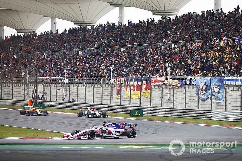 Sergio Perez, Racing Point RP19, Kimi Raikkonen, Alfa Romeo Racing C38, y Lando Norris, McLaren MCL34
