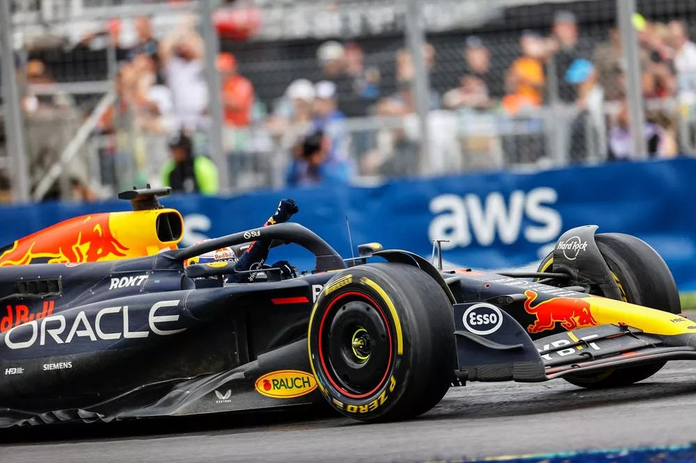 Max Verstappen, Red Bull Racing RB20, celebra en la pista tras ganar la carrera