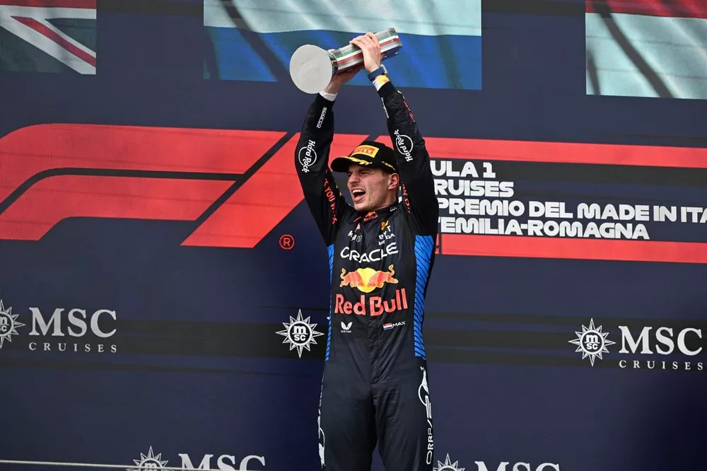 Max Verstappen, Red Bull Racing, 1&ordf; posi&ccedil;&atilde;o, levanta seu trof&eacute;u