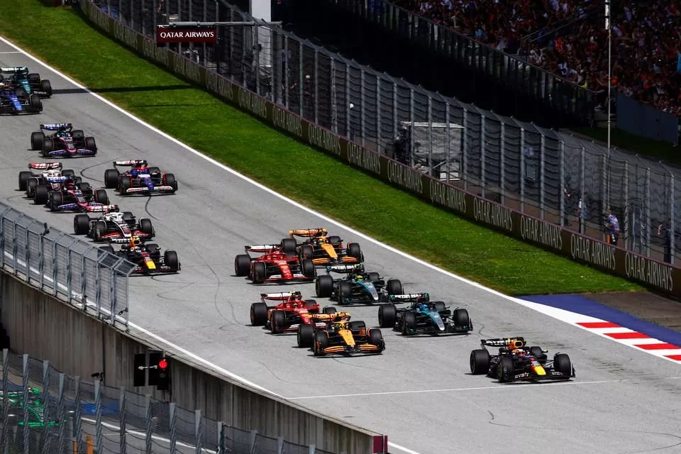 Max Verstappen, Red Bull Racing RB20, Lando Norris, McLaren MCL38, George Russell, Mercedes F1 W15, Carlos Sainz, Ferrari SF-24, Lewis Hamilton, Mercedes F1 W15, et le reste du peloton au départ