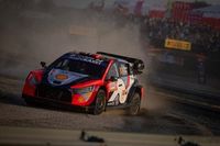 Mikkelsen utrzymuje prowadzenie