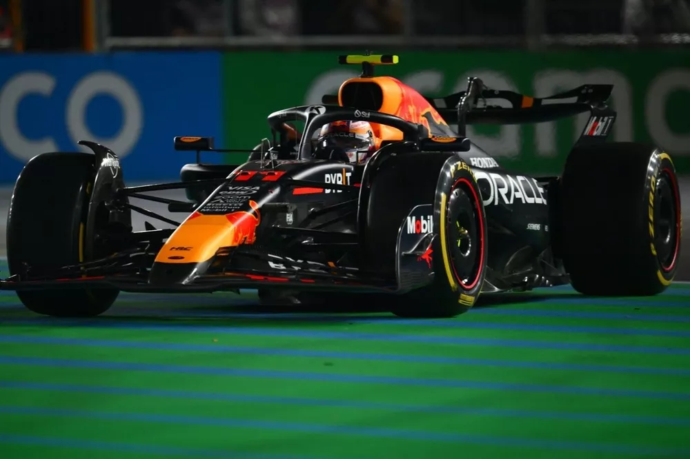 Sergio Perez, Red Bull Racing RB20, erra um canto