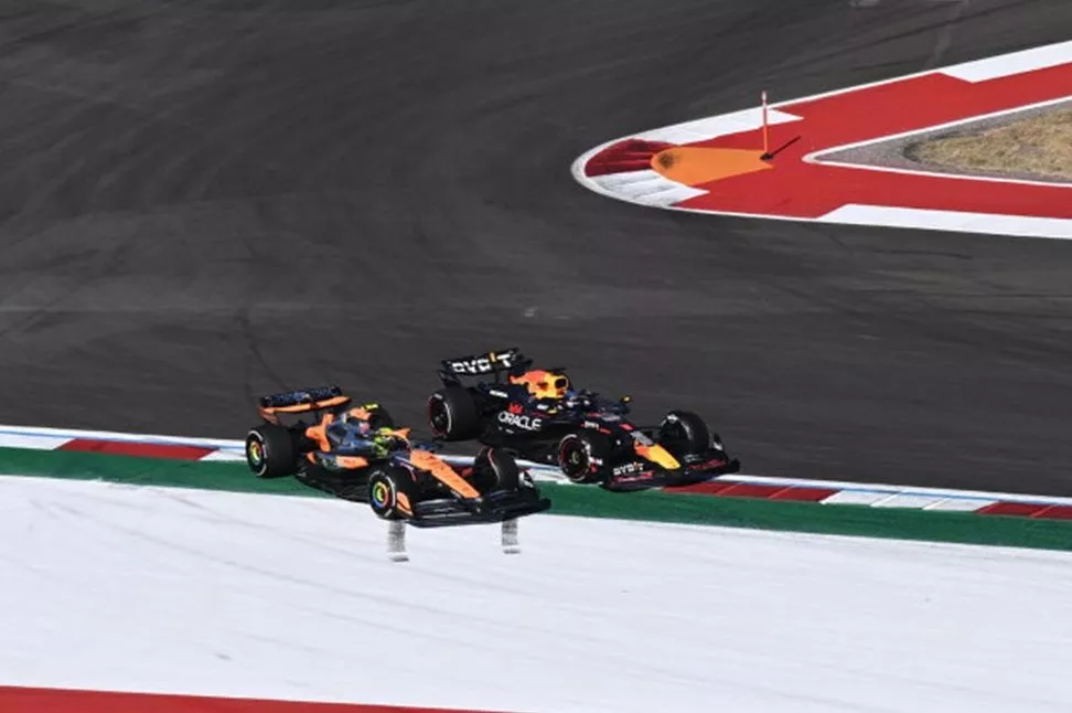 Lando Norris, McLaren MCL38, e Max Verstappen, Red Bull Racing RB20 