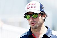 Sainz critica pilotos após relargadas “perigosas” em Baku