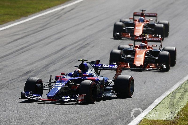  Carlos Sainz Jr., Scuderia Toro Rosso STR12, Stoffel Vandoorne, McLaren MCL32, Fernando Alonso, McLaren MCL32