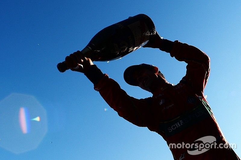 Ganador de la carrera Lucas di Grassi, ABT Schaeffler Audi Sport, roc&iacute;a el champ&aacute;n en el podio