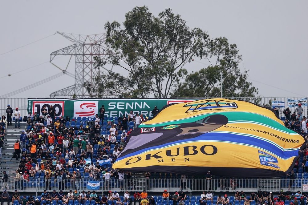 Fans brasileños con una gran bandera del casco de Ayrton Senna