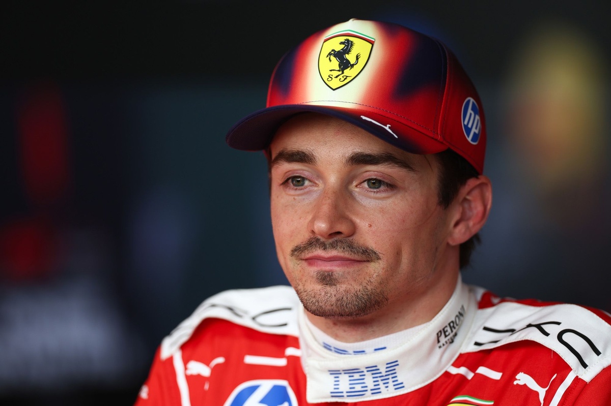 Charles Leclerc Ferrari aracı içerisinde kaskıyla görülüyor