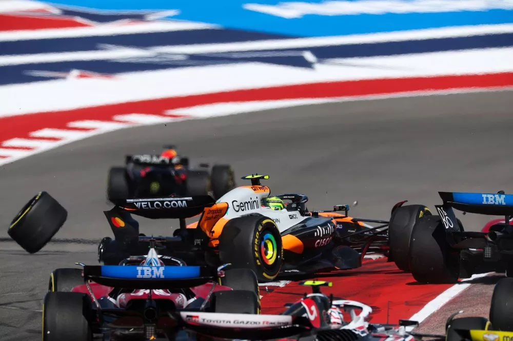 Lando Norris, McLaren, v&iacute;ctima de un choque al inicio