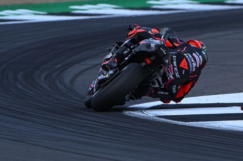 Bezzecchi se divierte en la sprint de Silverstone: remonta 15 puestos y acaba cuarto