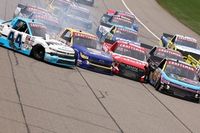 VIDEO: 12 pilotos chocan en la carrera de la NASCAR Truck Series en Michigan