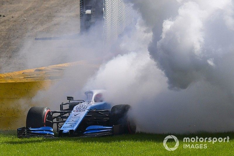Robert Kubica, Williams FW42, se estaciona con problemas técnicos y una gran columna de humo