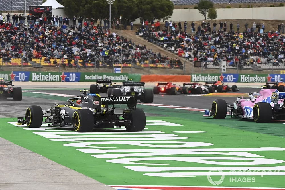 Esteban Ocon, Renault F1 Team R.S.20, runs wide at the start