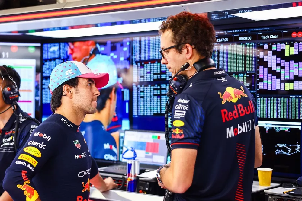 Sergio Pérez, Red Bull Racing habla con el ingeniero de carrera Hugh Bird
