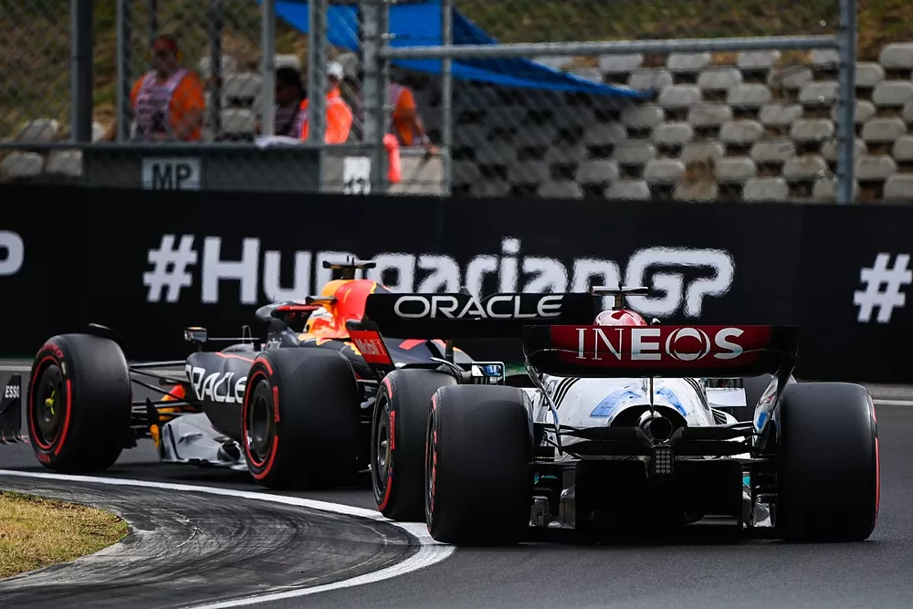 Max Verstappen, Red Bull Racing RB18, George Russell, Mercedes W13