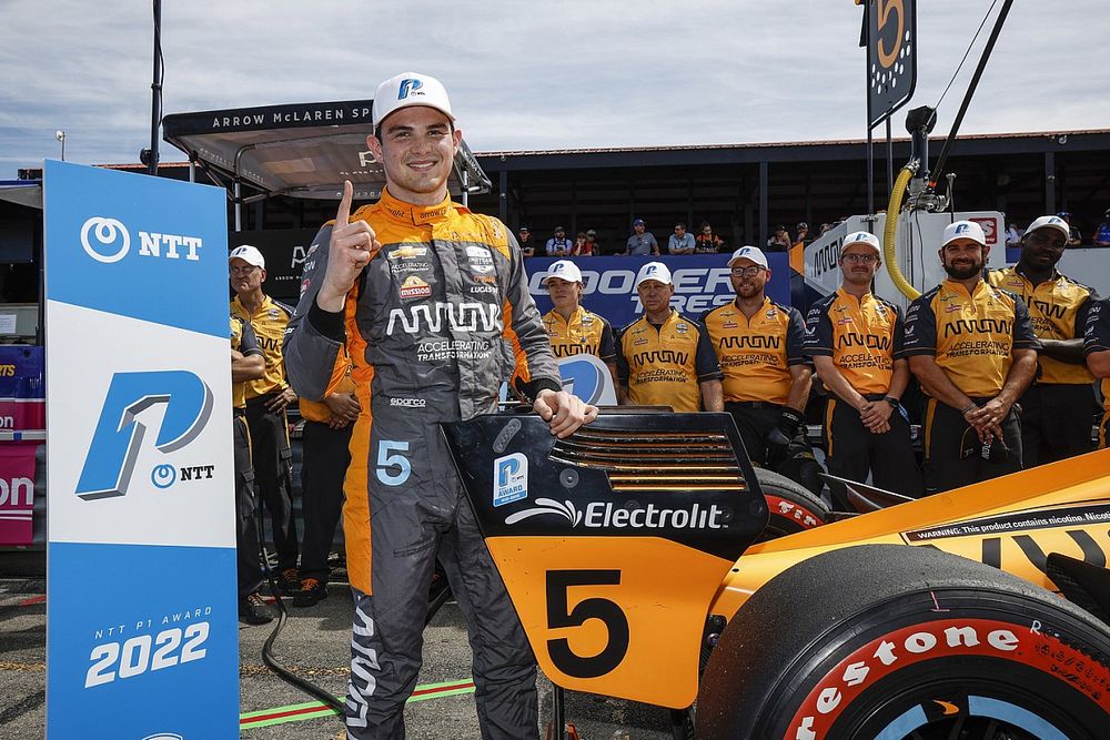 El ganador del premio NTT P1, Patricio O'Ward, Arrow McLaren SP Chevrolet, celebra su pole position