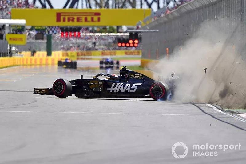 Kevin Magnussen, Haas VF-19, crashes out towards the end of Q2
