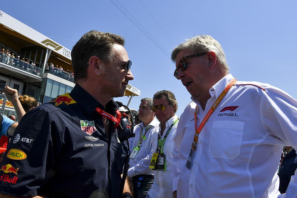 Christian Horner, director de Red Bull Racing y Ross Brawn, director general de Motorsports, FOM en la parrilla