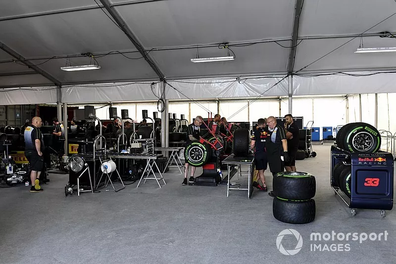 Pirelli-engineers met banden