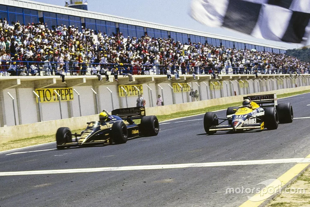 Ayrton Senna, Lotus Renault franchit la ligne d'arriv&eacute;e 0"014 devant Nigel Mansell, Williams FW11