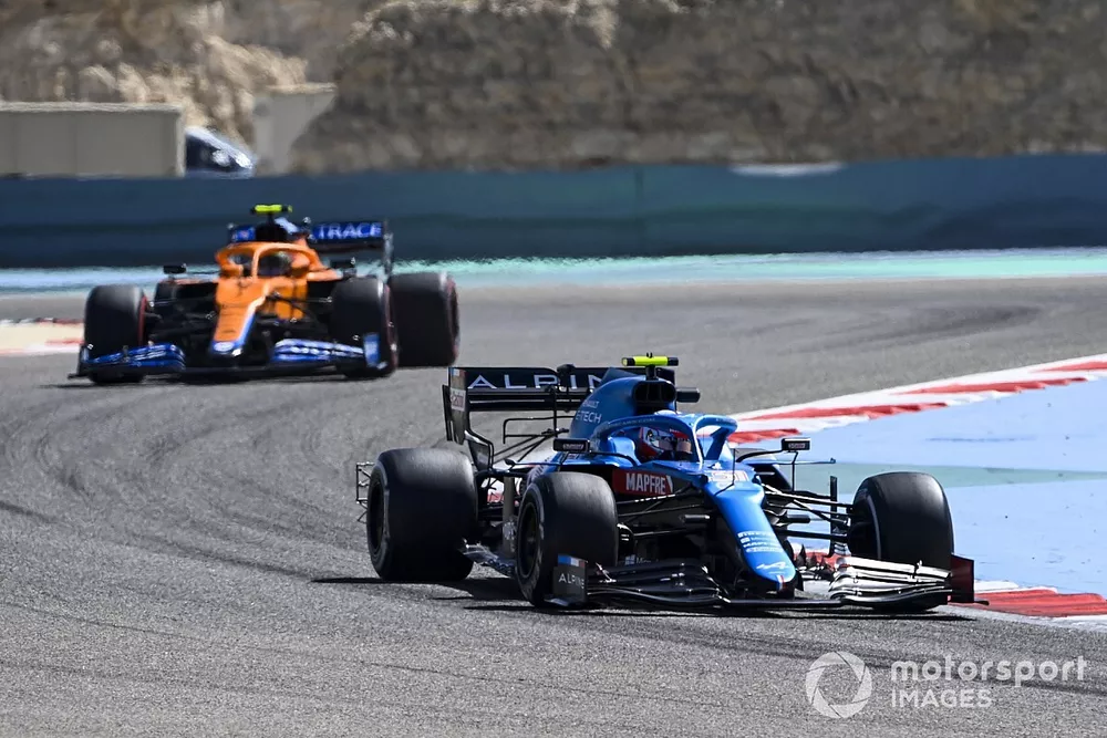 Esteban Ocon, Alpine A521 y Lando Norris, McLaren MCL35M 
