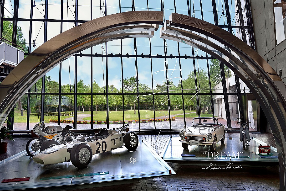 洋書　シャパラルのレーシングカー【30周年記念 写真集】カンナム F1等　豪華本 おおらかなるチキチキマシン猛レース。古き良き”Can-Amスタイル