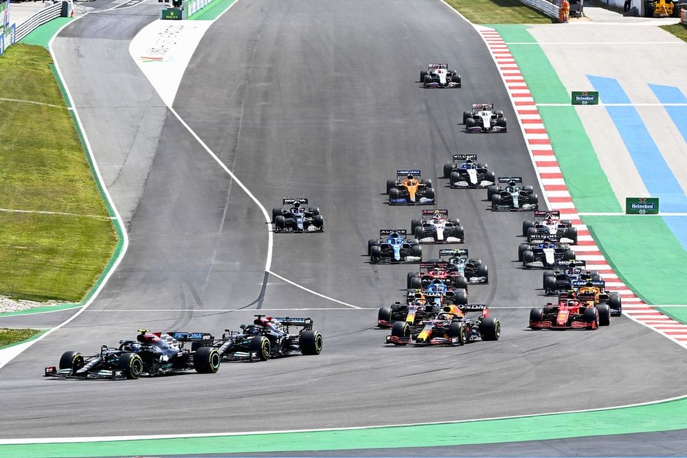 Valtteri Bottas, Mercedes W12, Lewis Hamilton, Mercedes W12, Max Verstappen, Red Bull Racing RB16B, and the rest of the field away at the start