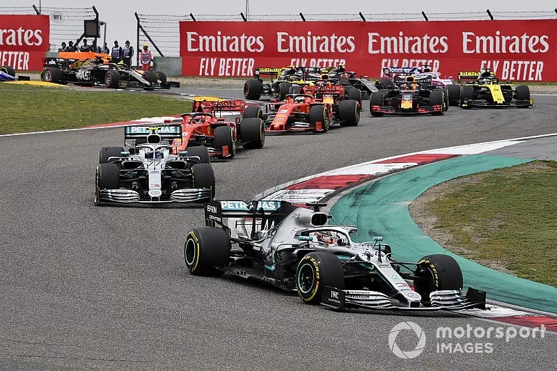 Lewis Hamilton, Mercedes AMG F1 W10 voor Valtteri Bottas, Mercedes AMG W10